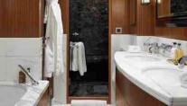 Motor yacht KATHLEEN ANNE - Master Ensuite -  photo by David Churchill
